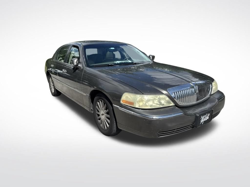 Used 2004 Lincoln Town Car Signature RWD image 2
