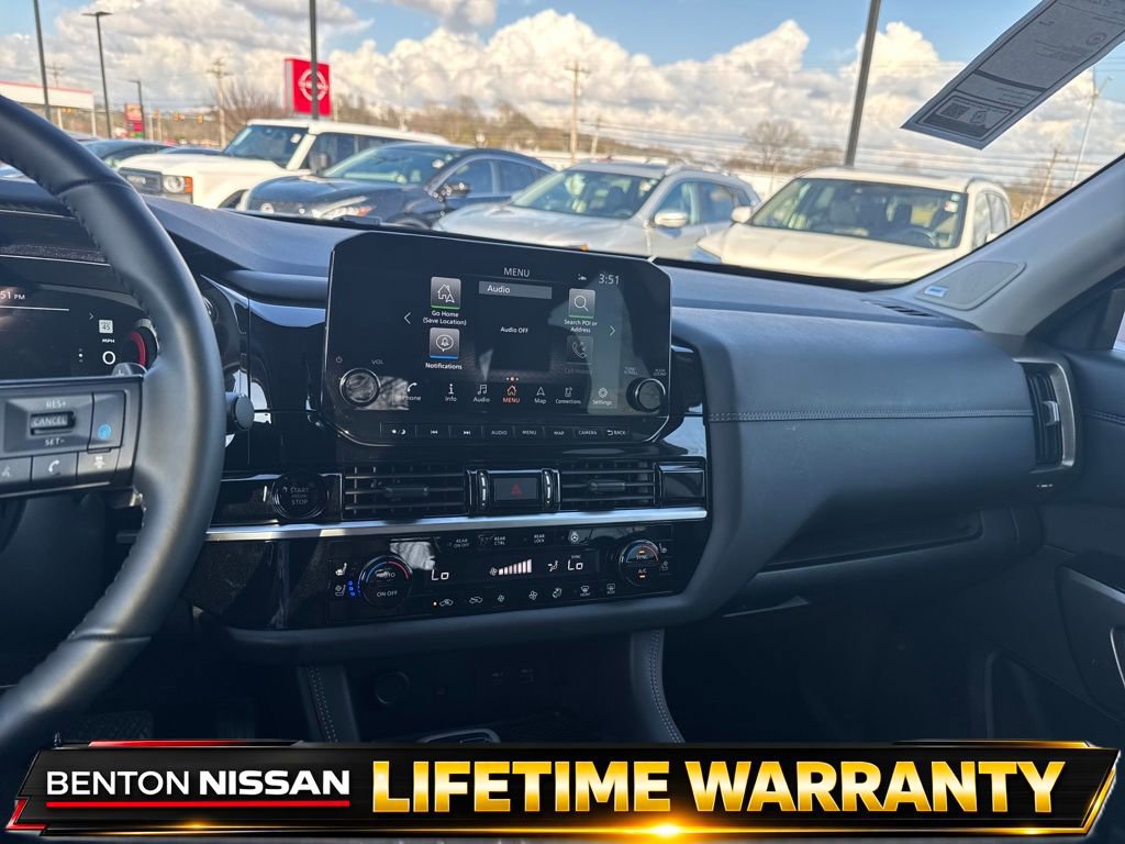 Used 2025 Nissan Pathfinder Platinum w/ Black Appearance Package image 18
