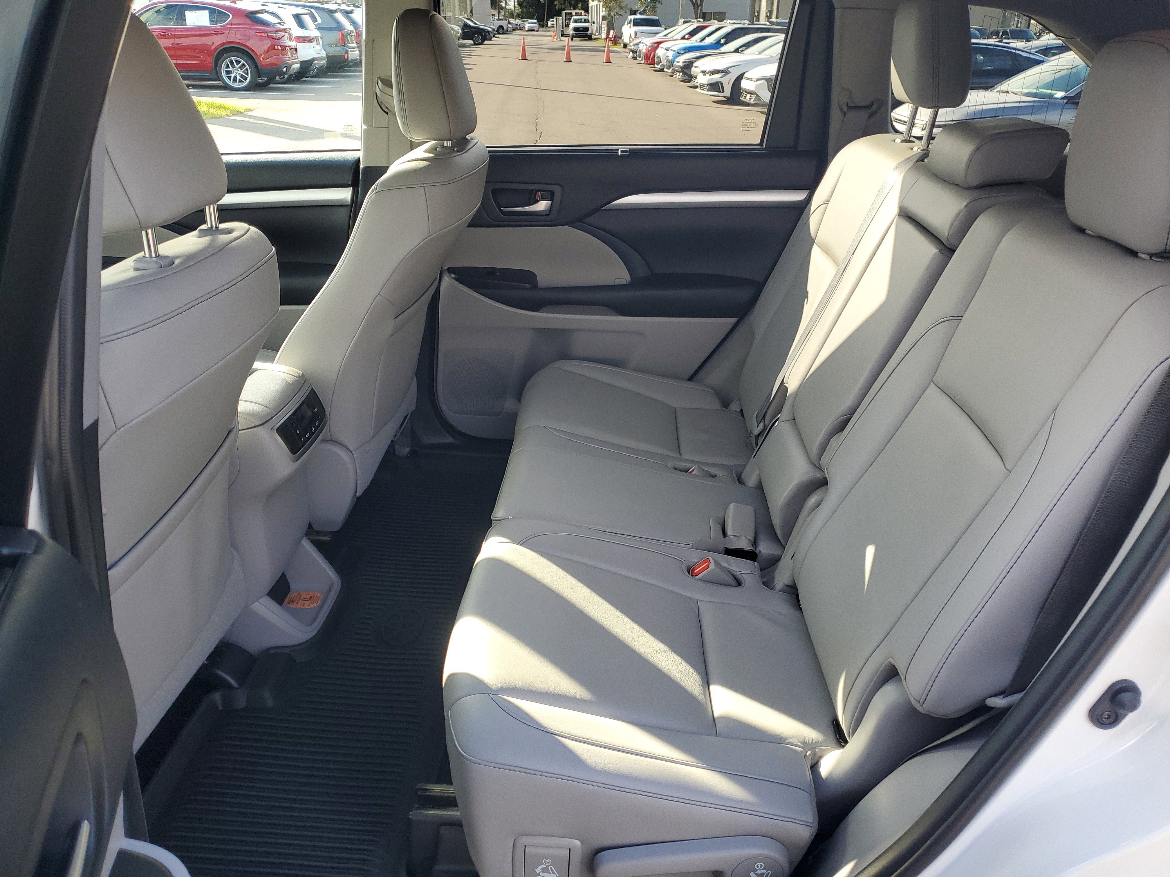 Used 2019 Toyota Highlander XLE image 16