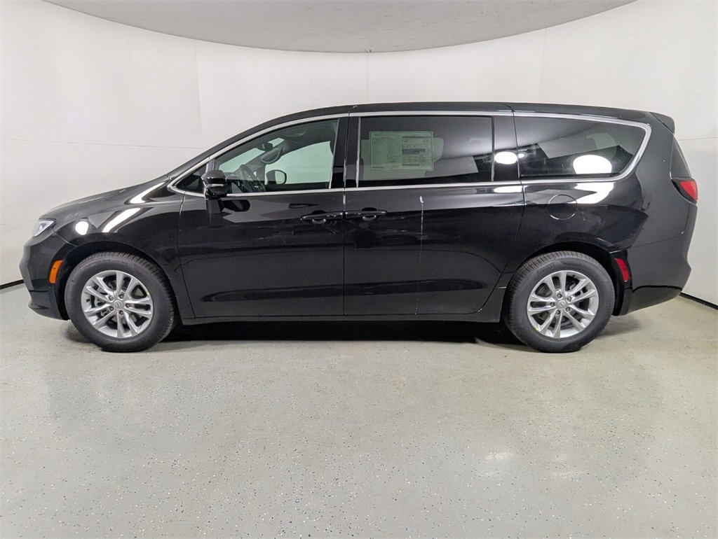New 2026 Chrysler Pacifica Select image 4