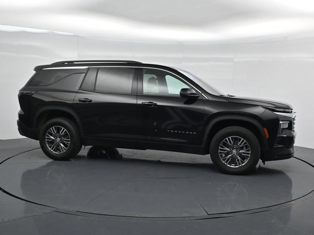 Used 2025 Chevrolet Traverse LT FWD image 8