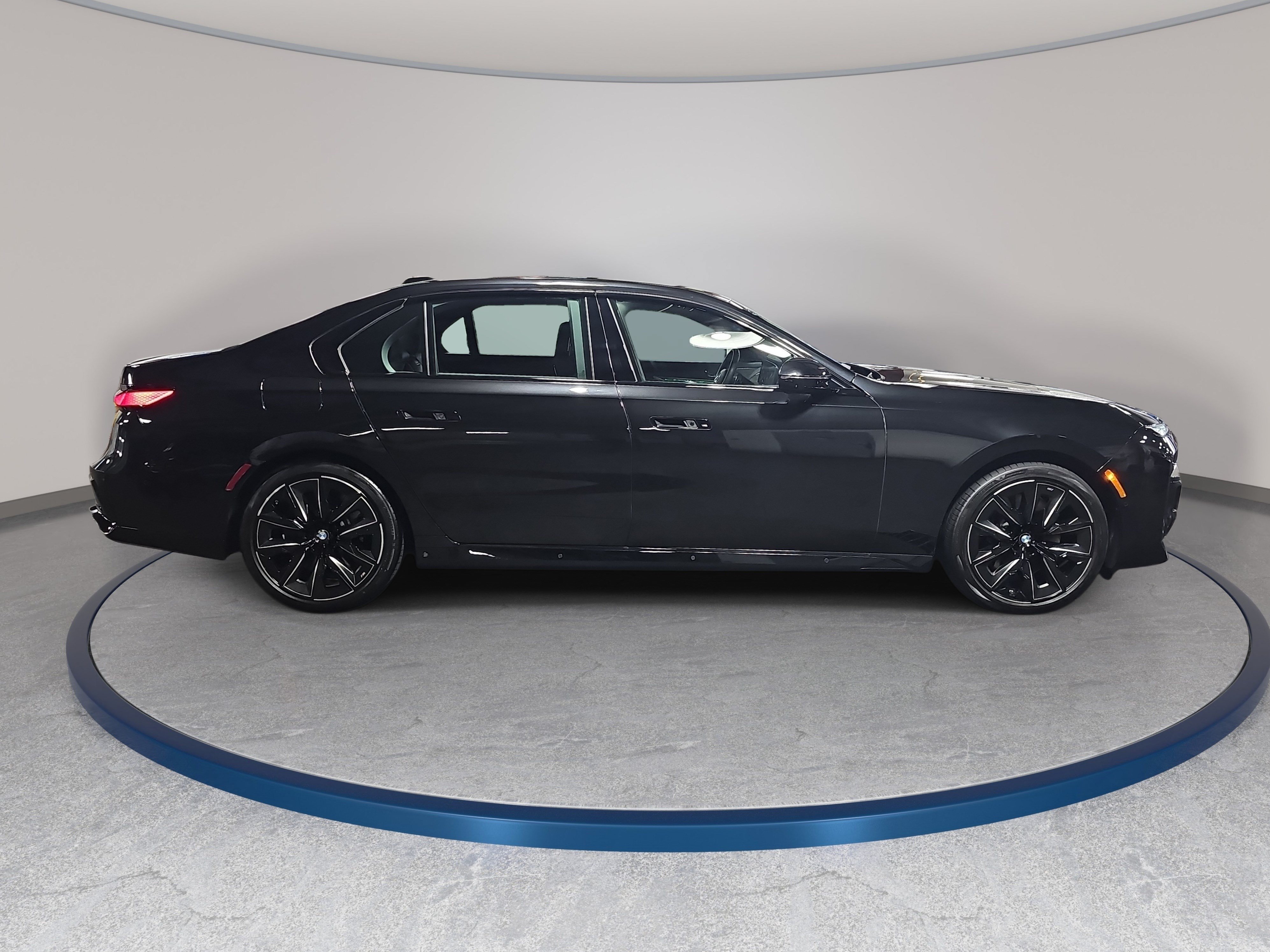 Used 2025 BMW 760i xDrive w/ Executive Package AWD/4WD image 5