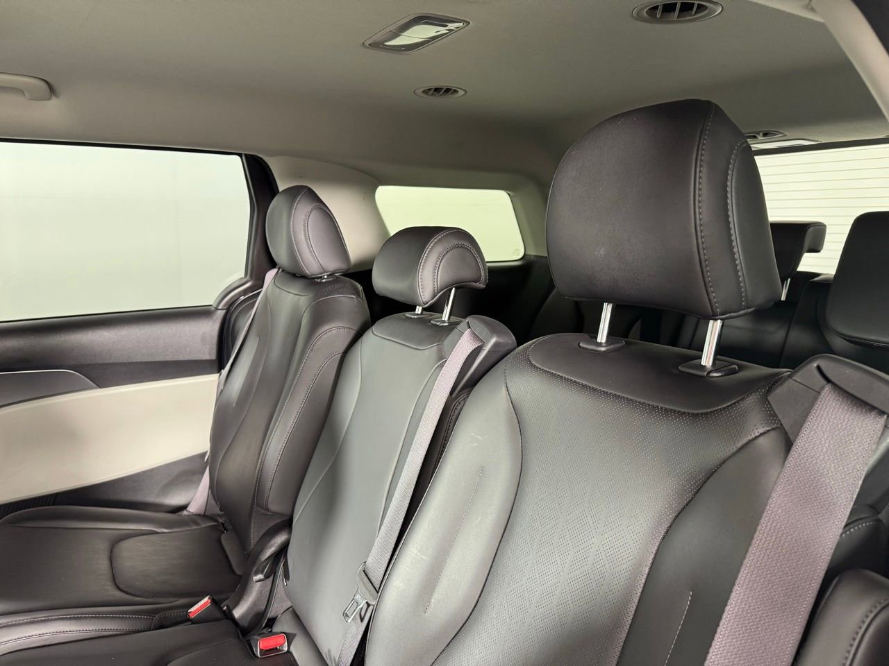 Used 2023 Kia Carnival LX image 27