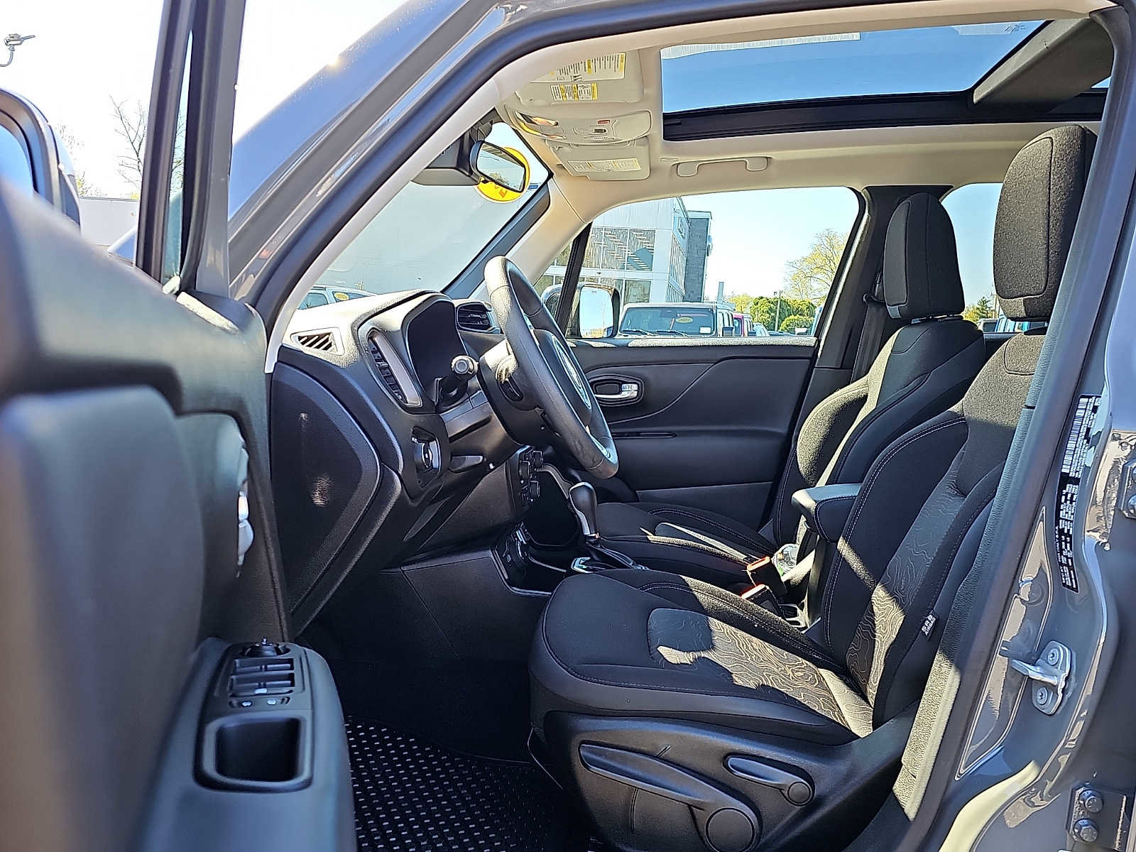 Used 2023 Jeep Renegade Latitude w/ Sun/Sound Group AWD/4WD image 13