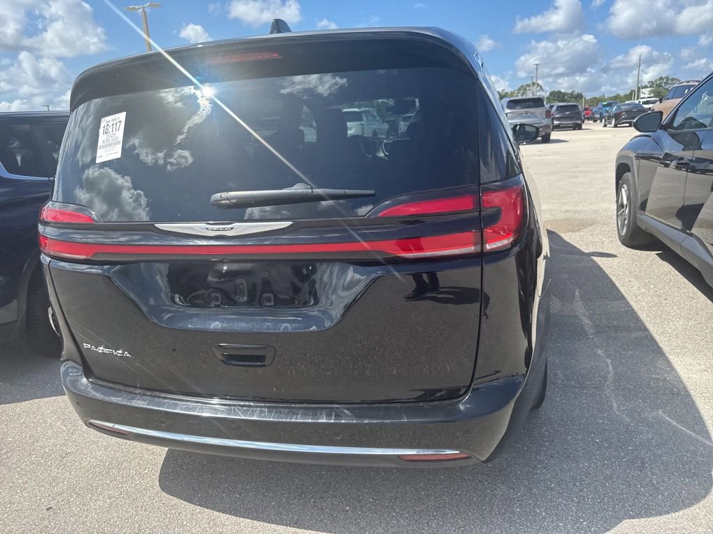 Used 2025 Chrysler Pacifica Select FWD image 4