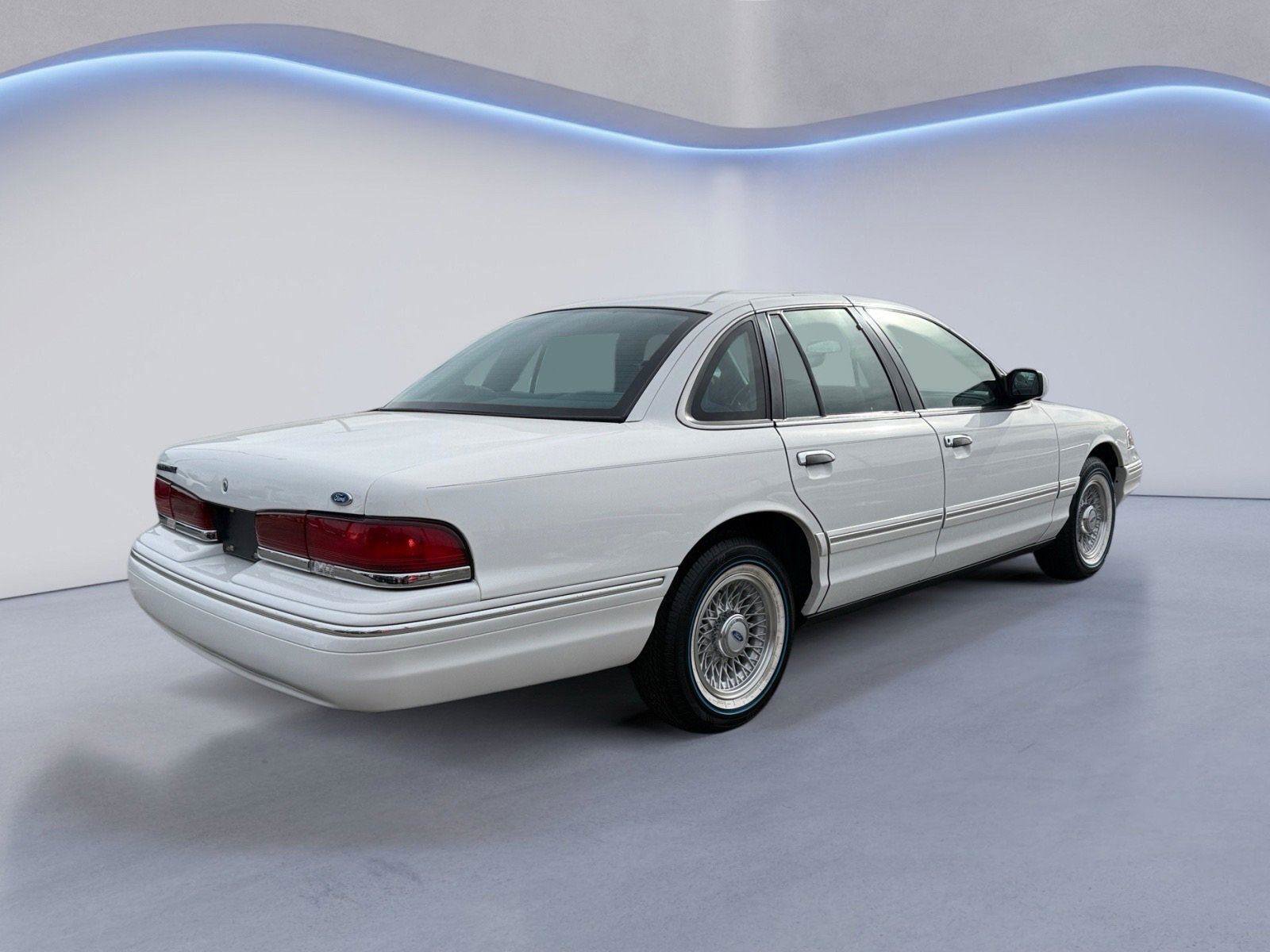 Used 1996 Ford Crown Victoria LX RWD image 3
