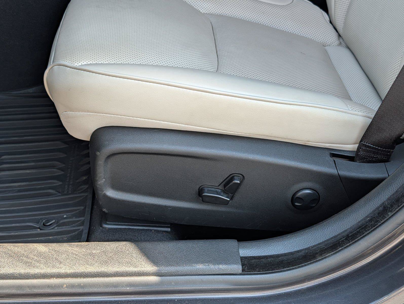 Used 2023 Chrysler 300 Touring L w/ Comfort Group RWD image 11