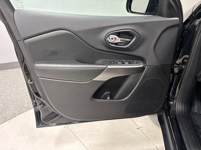 Used 2019 Jeep Cherokee Latitude w/ Popular Appearance Group AWD/4WD image 8