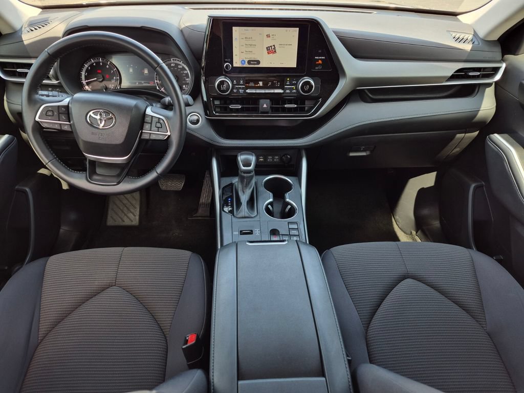 Used 2025 Toyota Highlander LE FWD image 37