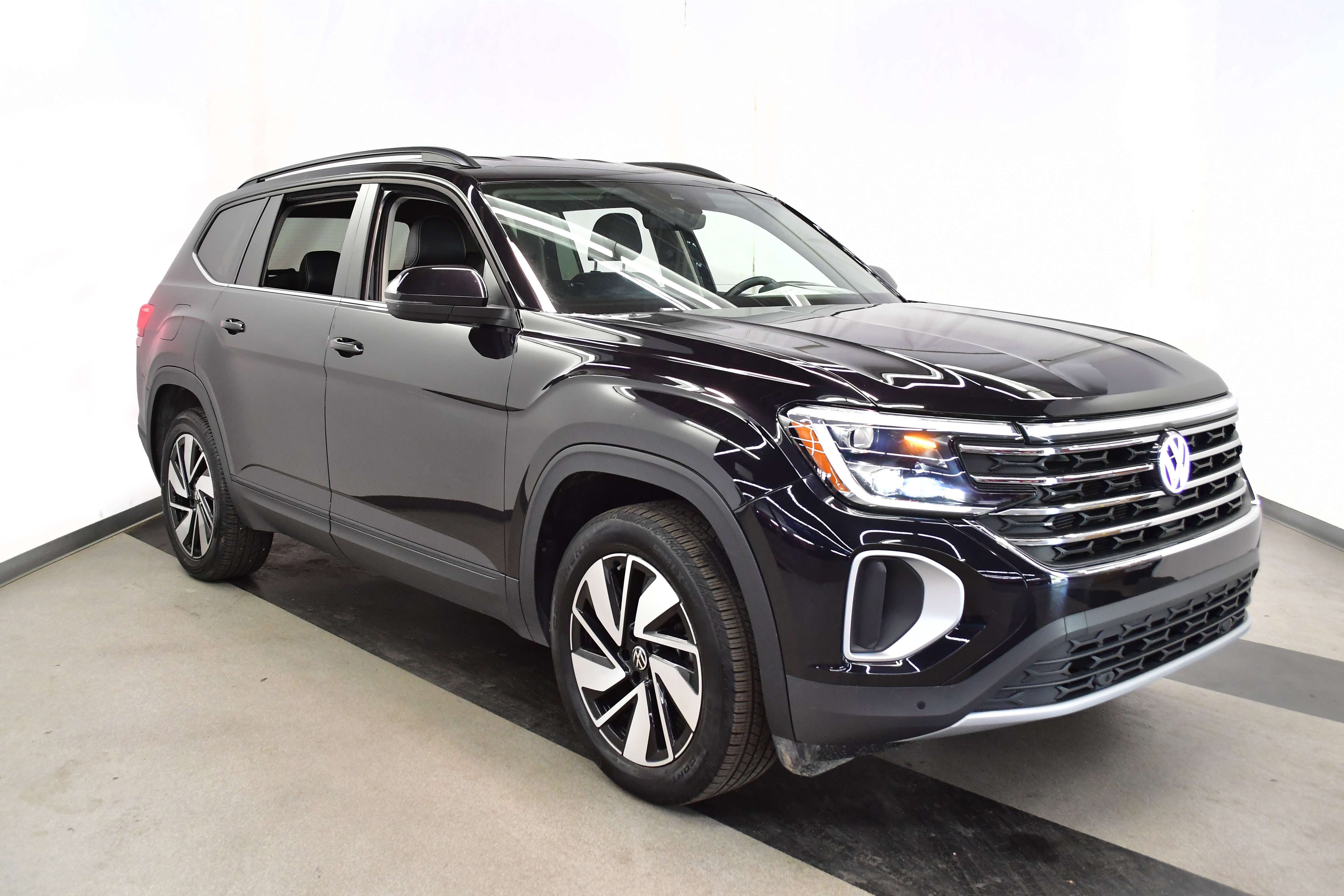 Used 2025 Volkswagen Atlas SE FWD image 2