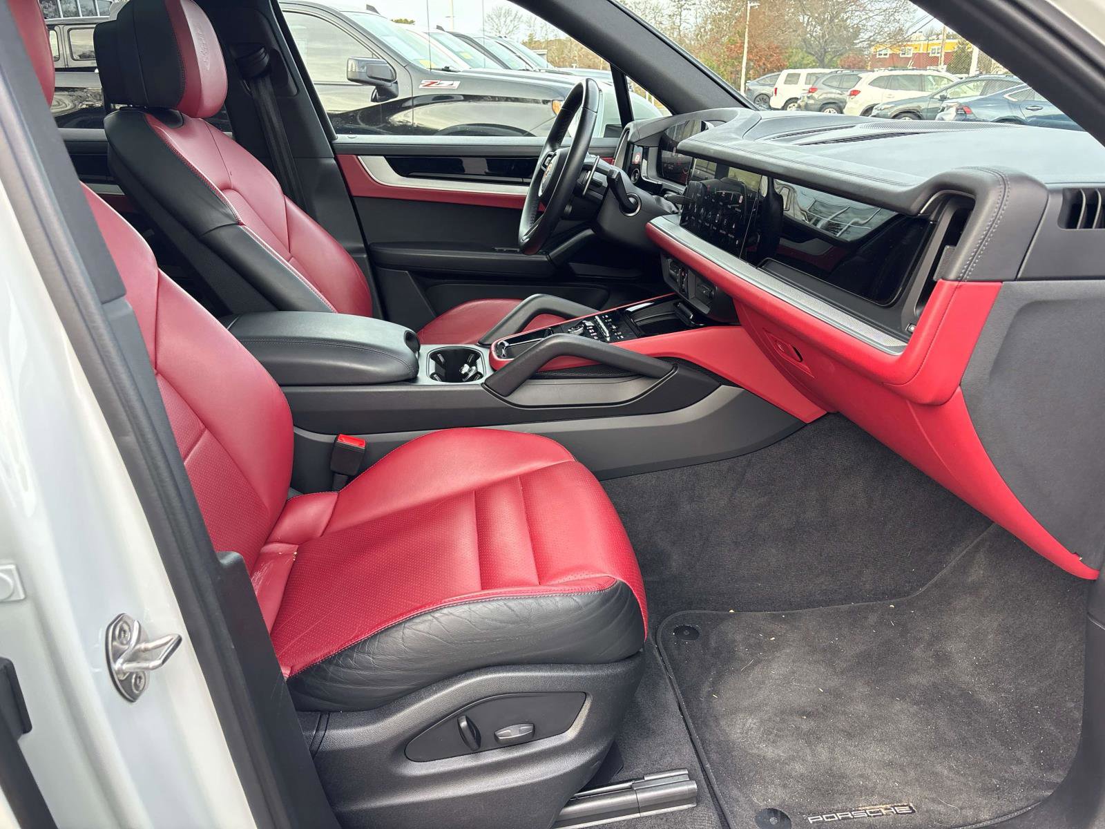 Used 2024 Porsche Cayenne image 13