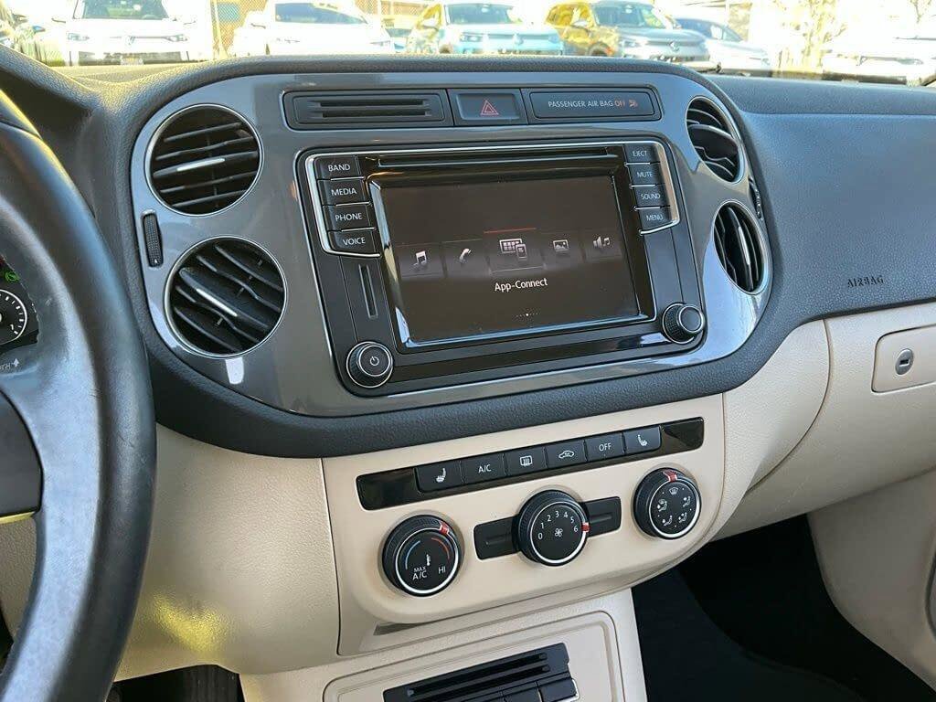 Used 2017 Volkswagen Tiguan S image 17