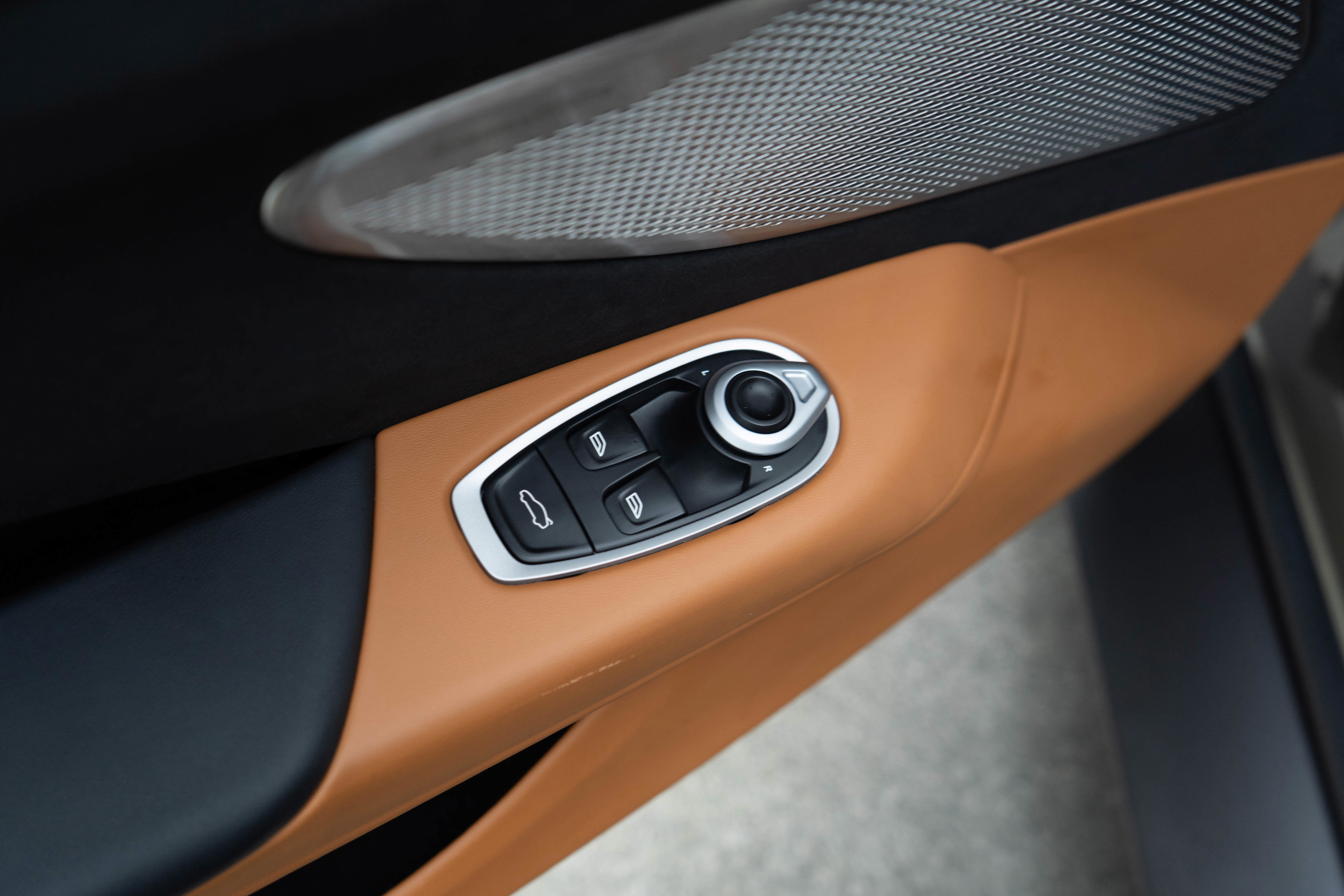 Used 2025 Aston Martin V8 Vantage Coupe image 14