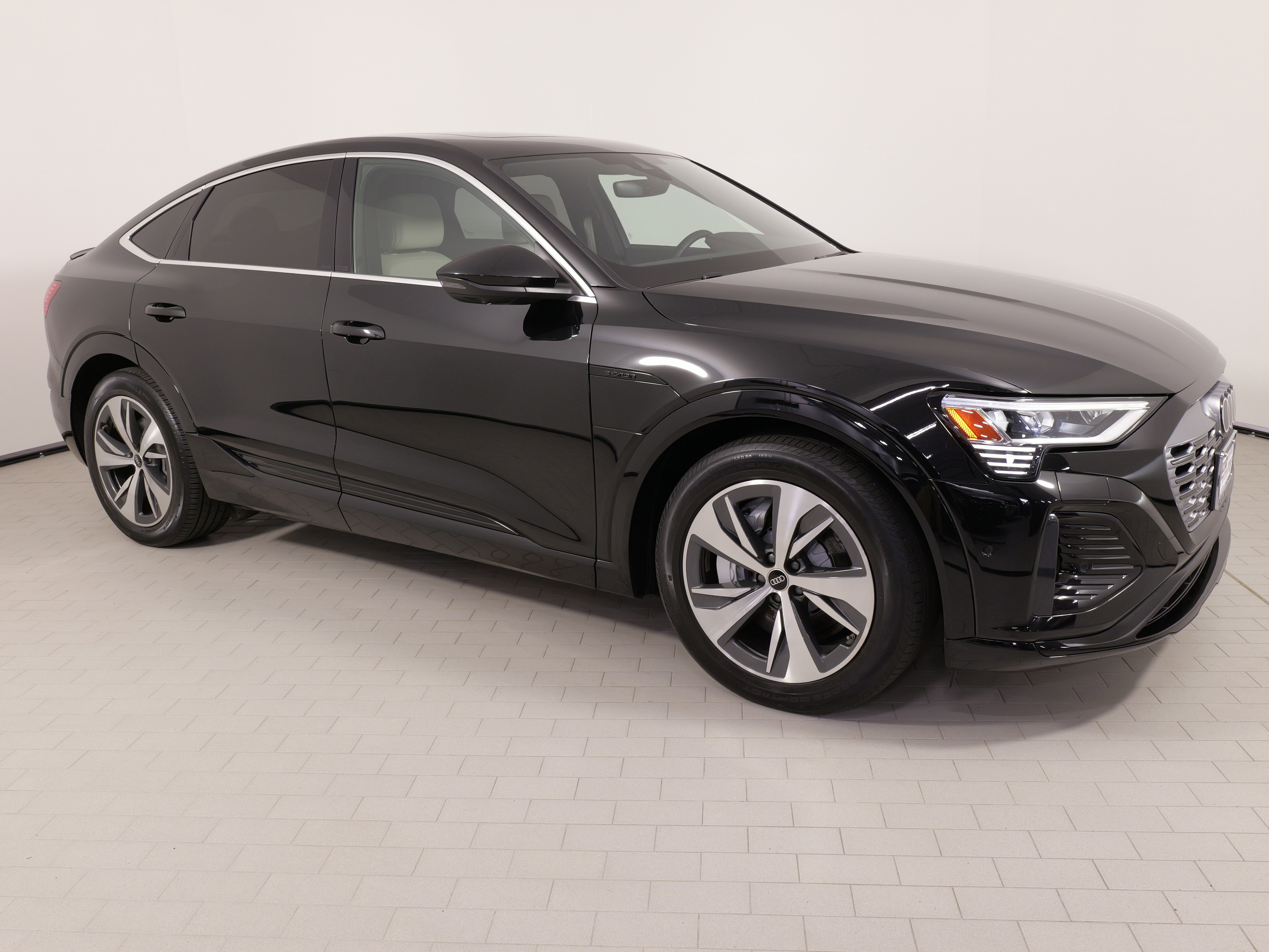 Used 2024 Audi Q8 e-tron Premium Plus w/ Premium Plus Package image 7