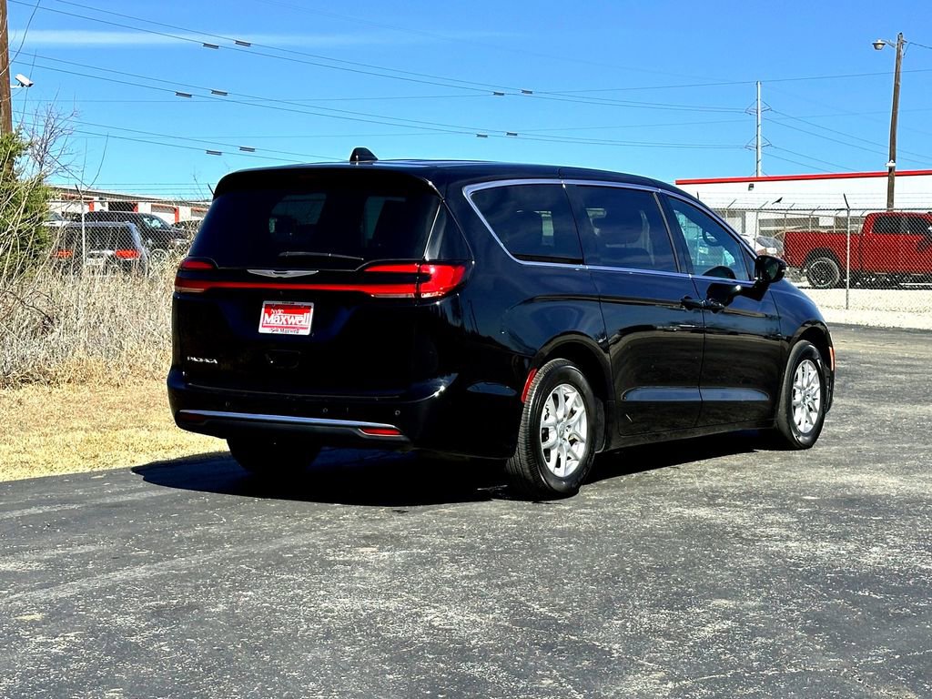 Used 2024 Chrysler Pacifica Touring FWD image 6