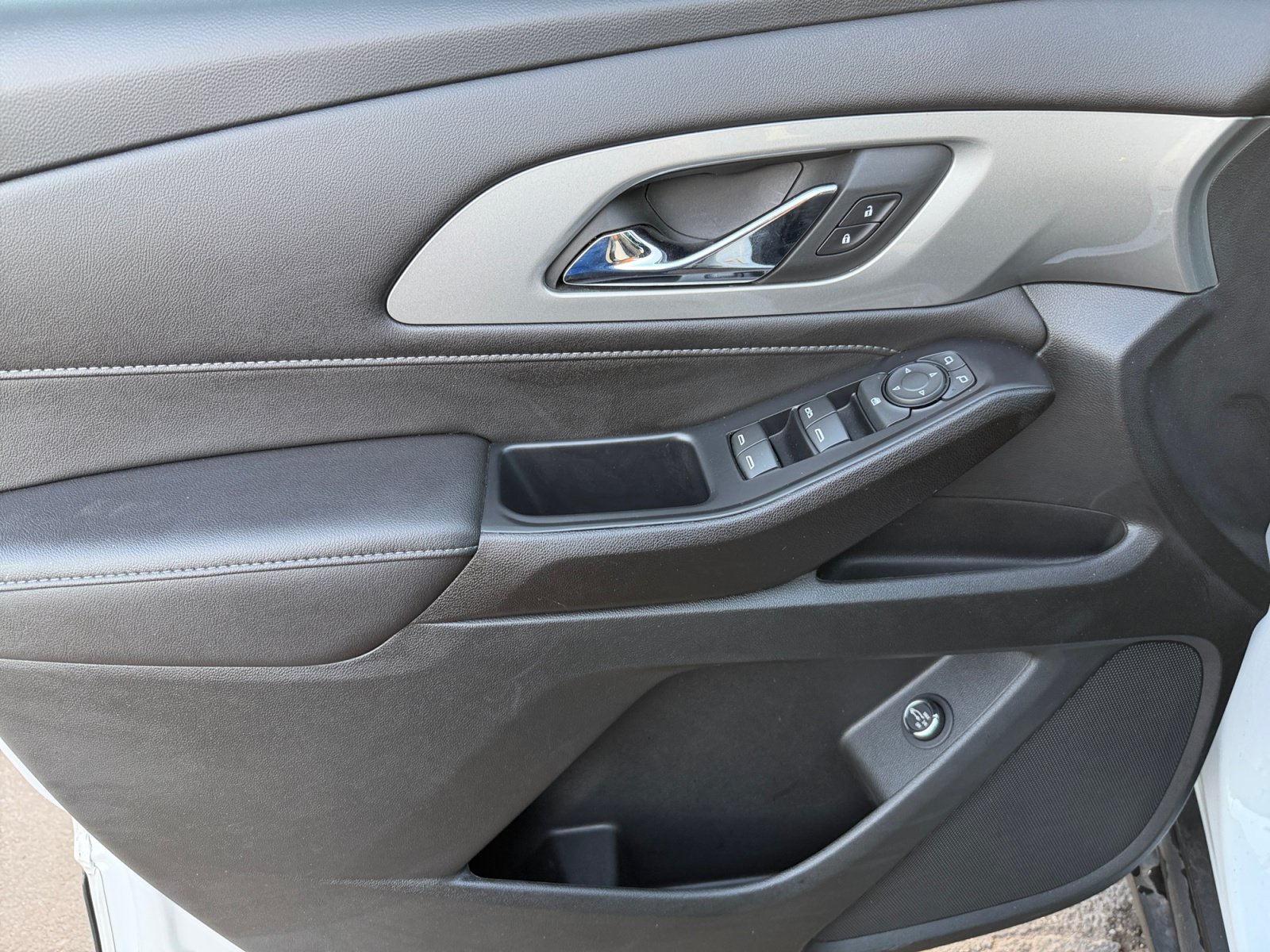 Used 2022 Chevrolet Traverse LT FWD image 13