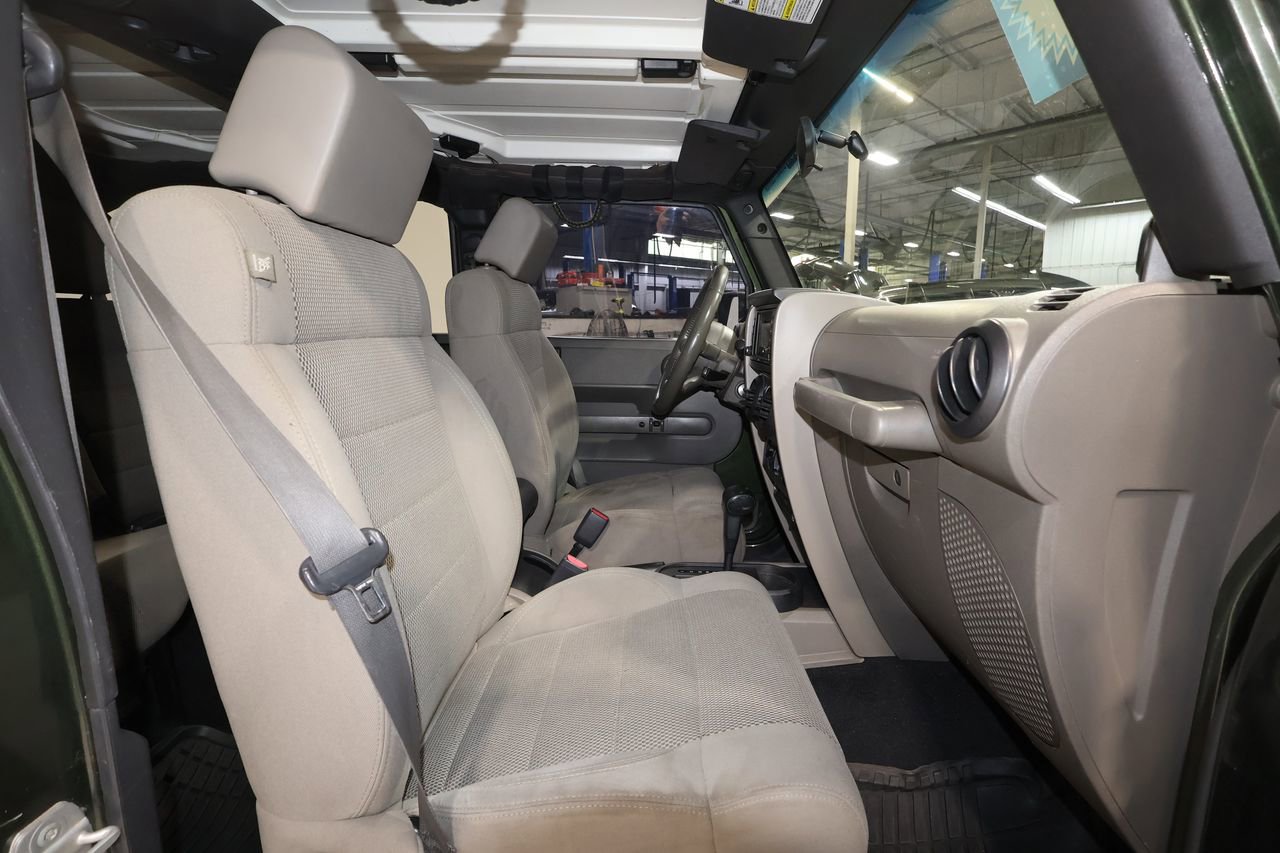 Used 2007 Jeep Wrangler Unlimited Sahara w/ Dual Top Group image 17