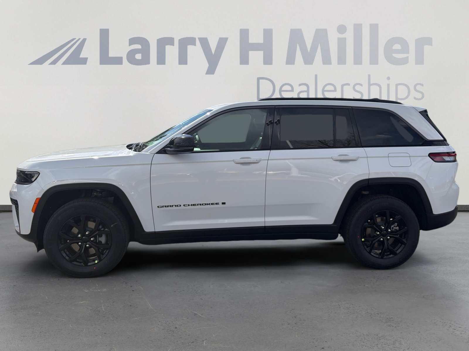 New 2026 Jeep Grand Cherokee Altitude AWD/4WD image 2