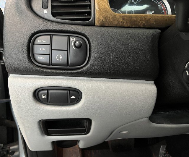 Used 2005 Jaguar S-TYPE R image 24