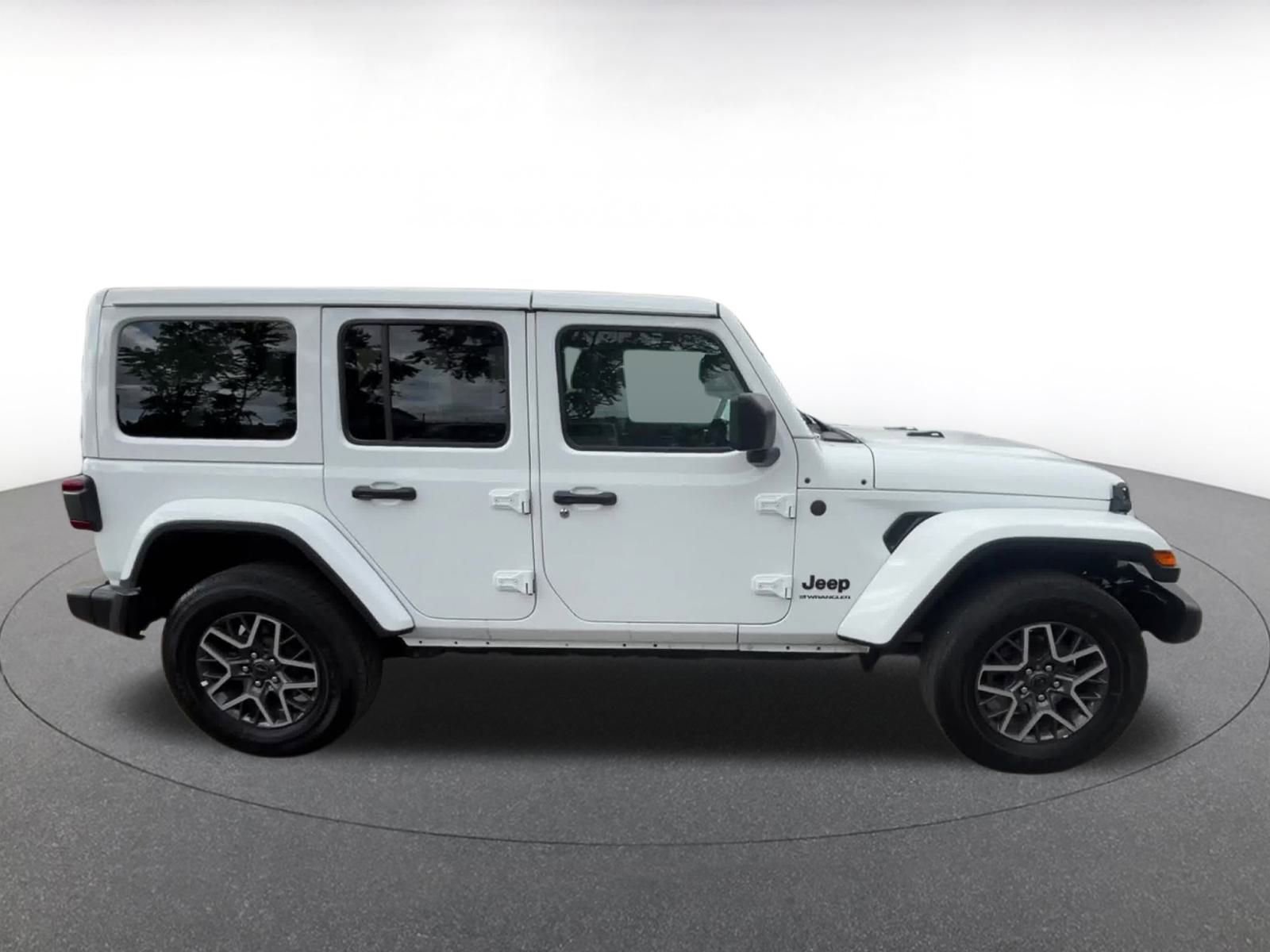 Used 2025 Jeep Wrangler Sahara image 16