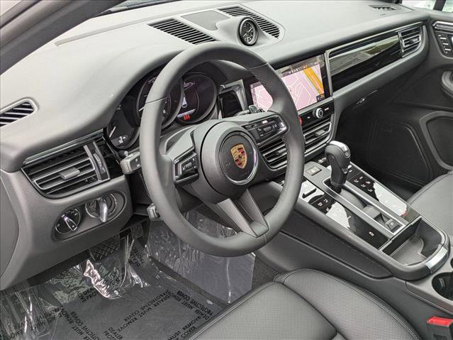 Used 2025 Porsche Macan image 4