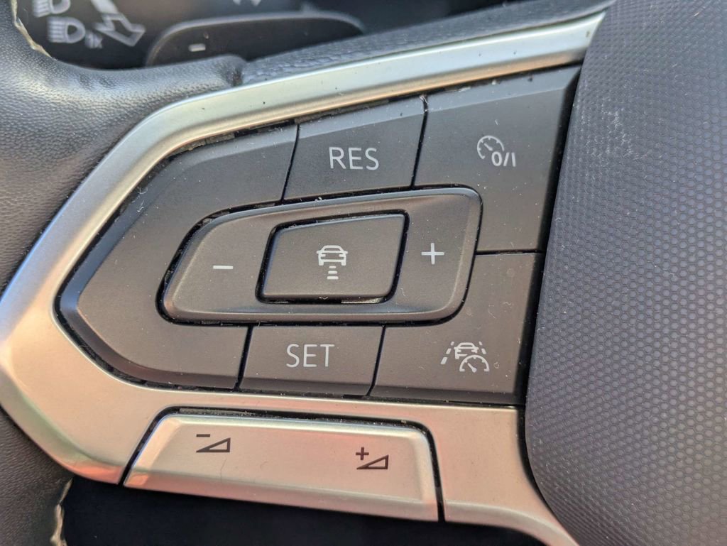 Used 2024 Volkswagen Atlas Cross Sport SE image 25