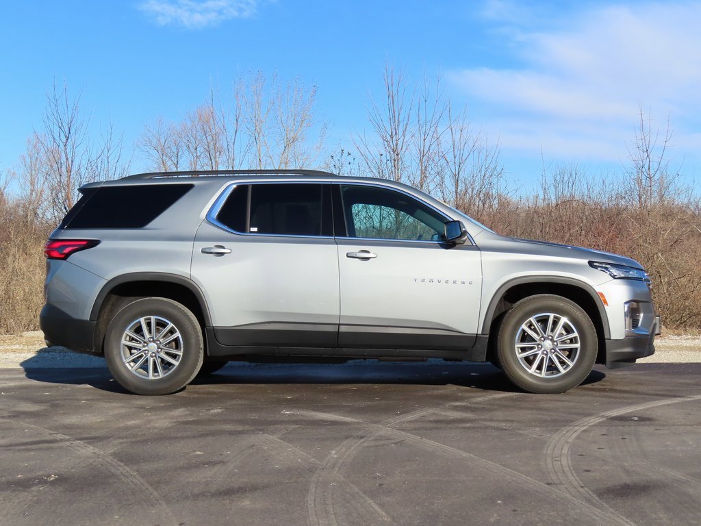 Used 2023 Chevrolet Traverse LT image 2