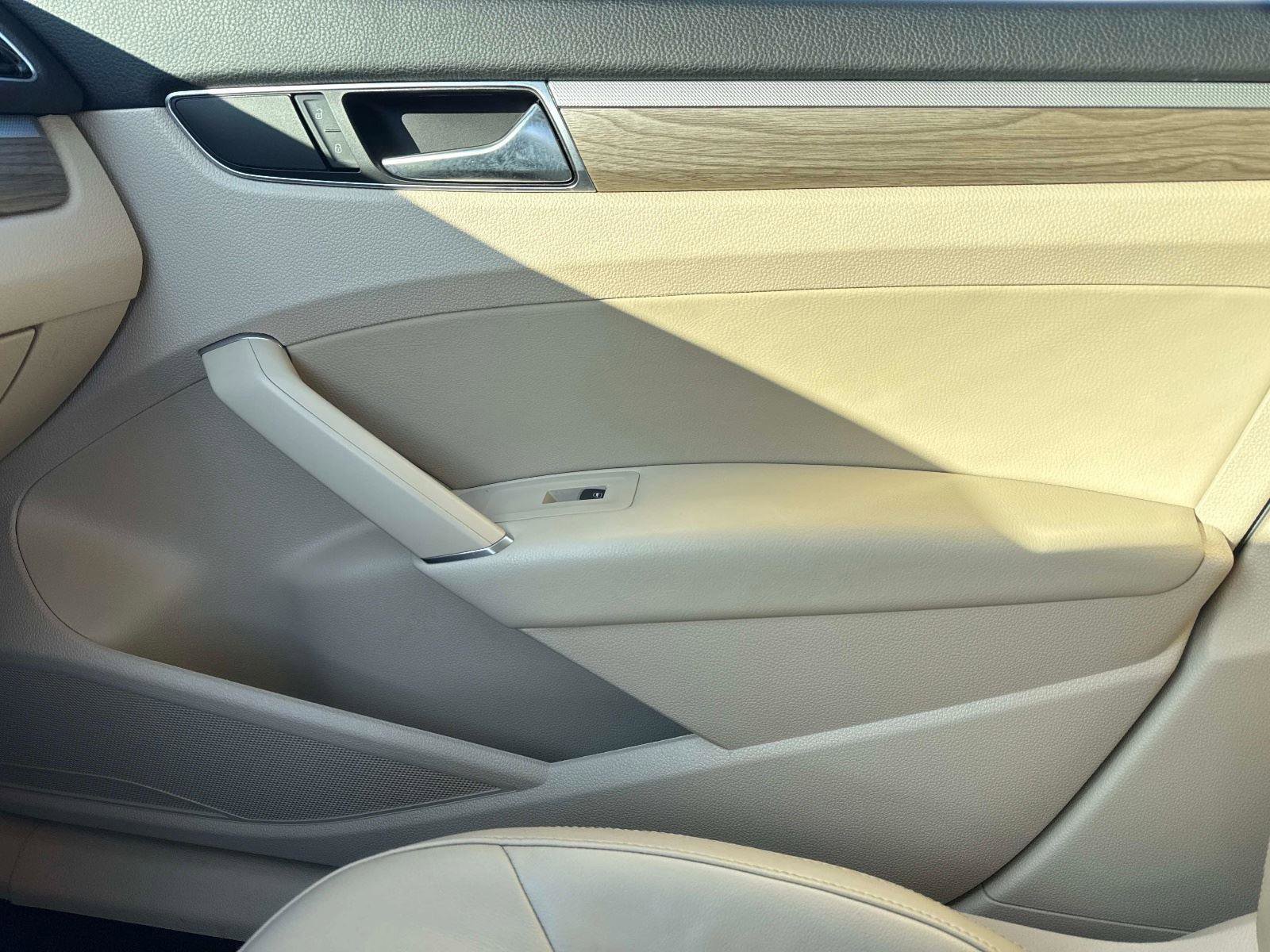 Used 2016 Volkswagen Passat 1.8T SEL Premium image 23