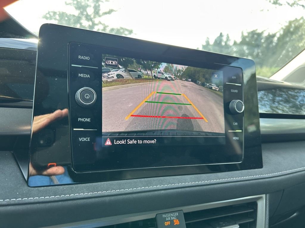 Certified 2025 Volkswagen Taos SE image 33