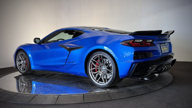 Used 2024 Chevrolet Corvette Z06 w/ Stealth Interior Trim Package RWD image 3