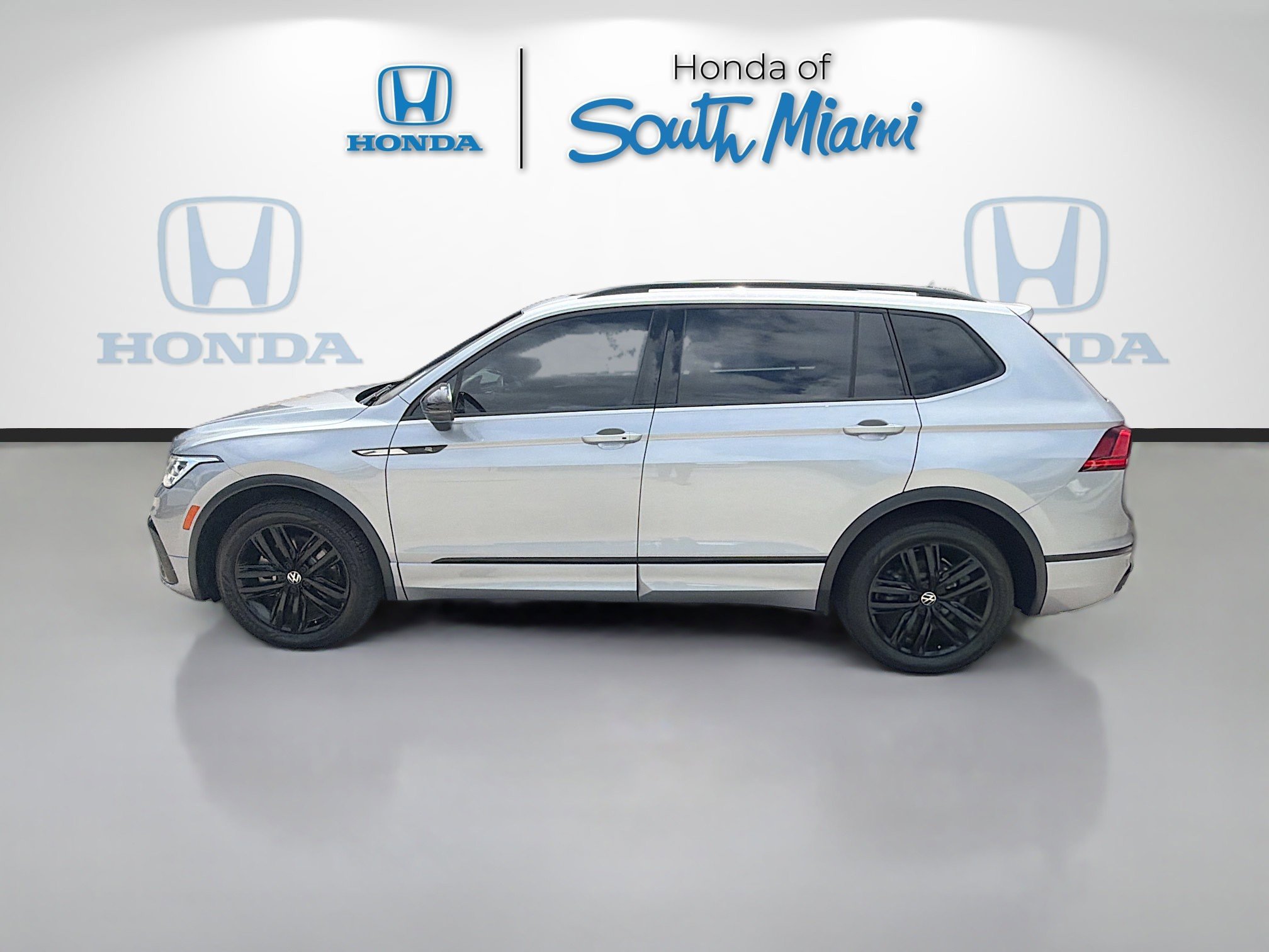 Used 2022 Volkswagen Tiguan SE R-Line FWD image 4