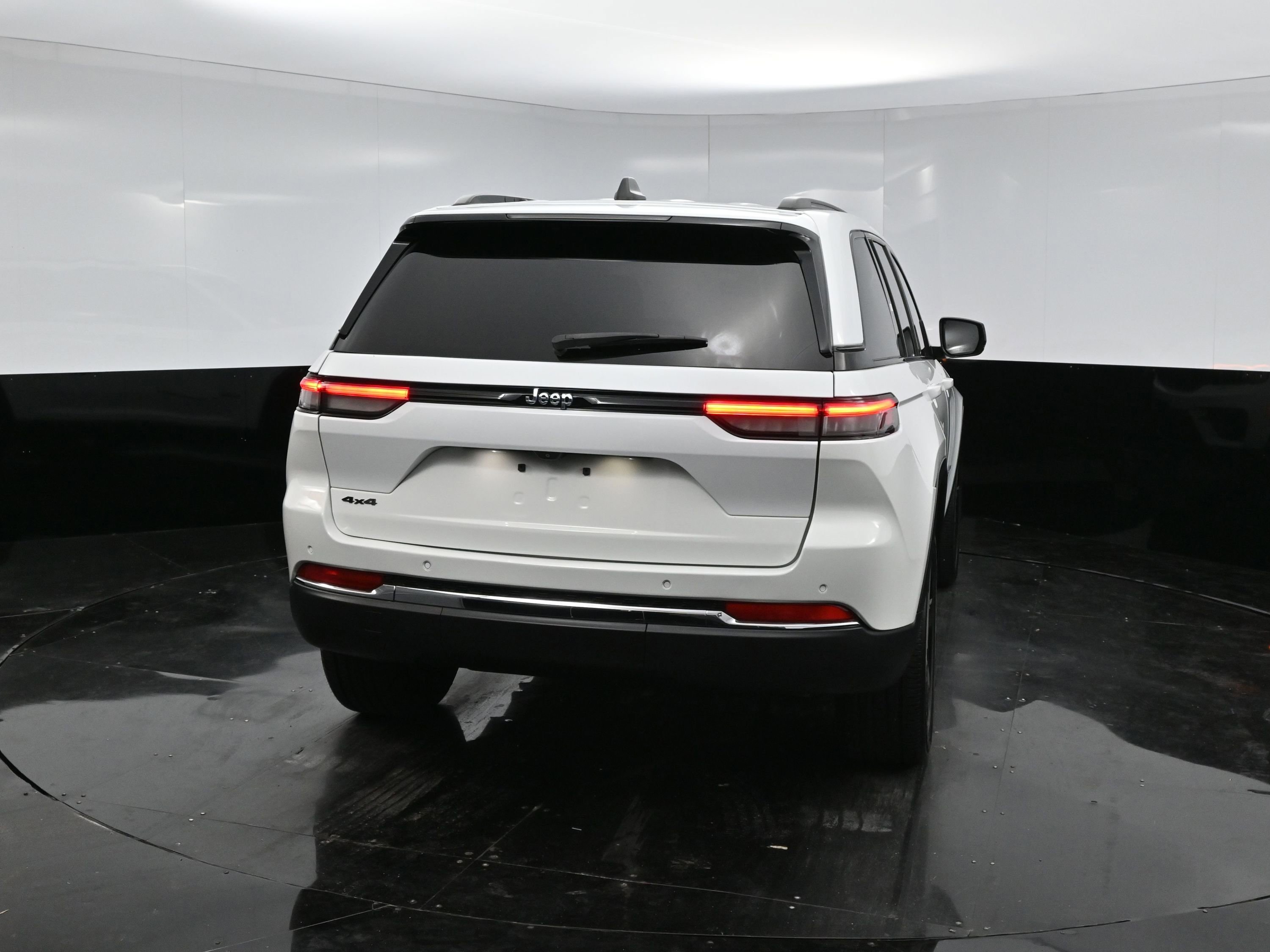 Used 2023 Jeep Grand Cherokee Altitude image 6