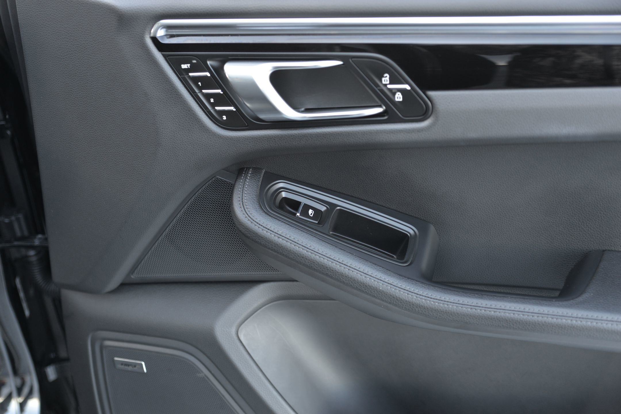 Certified 2025 Porsche Macan image 24