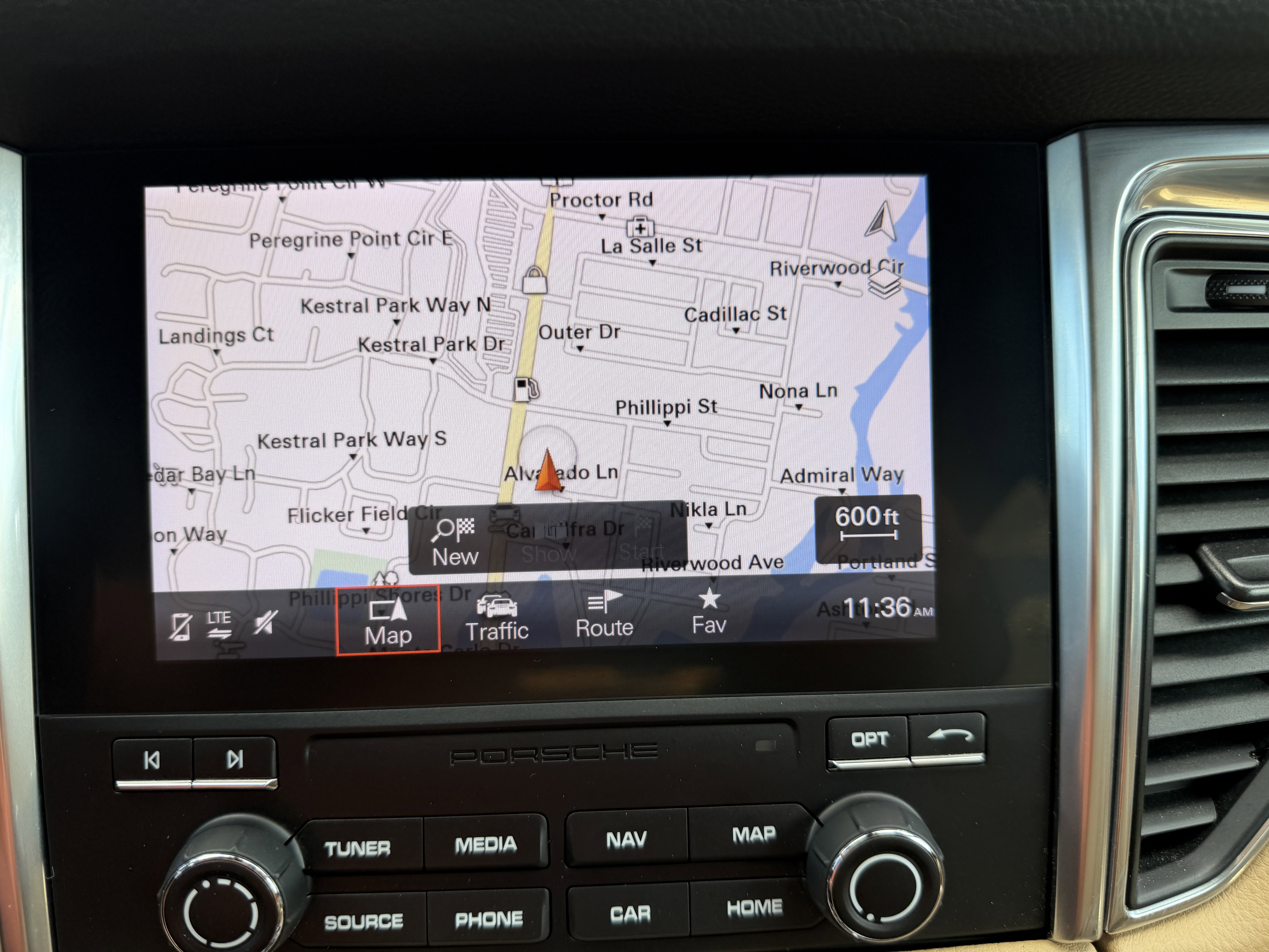 Certified 2018 Porsche Macan Sport Edition image 31