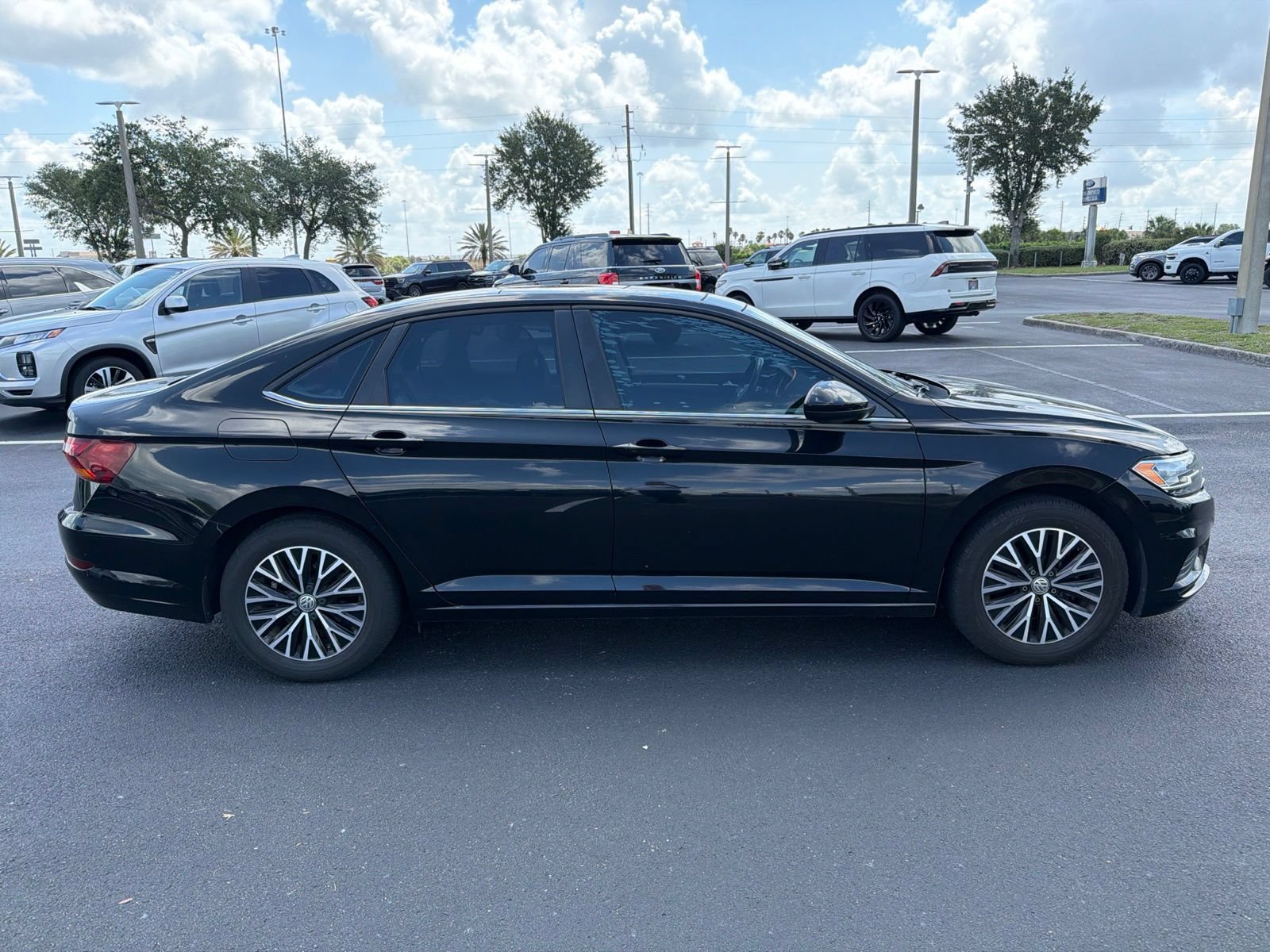 Used 2019 Volkswagen Jetta SE FWD image 2