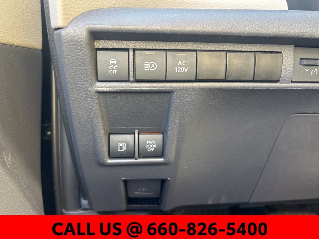 Used 2022 Toyota Sienna Limited image 17