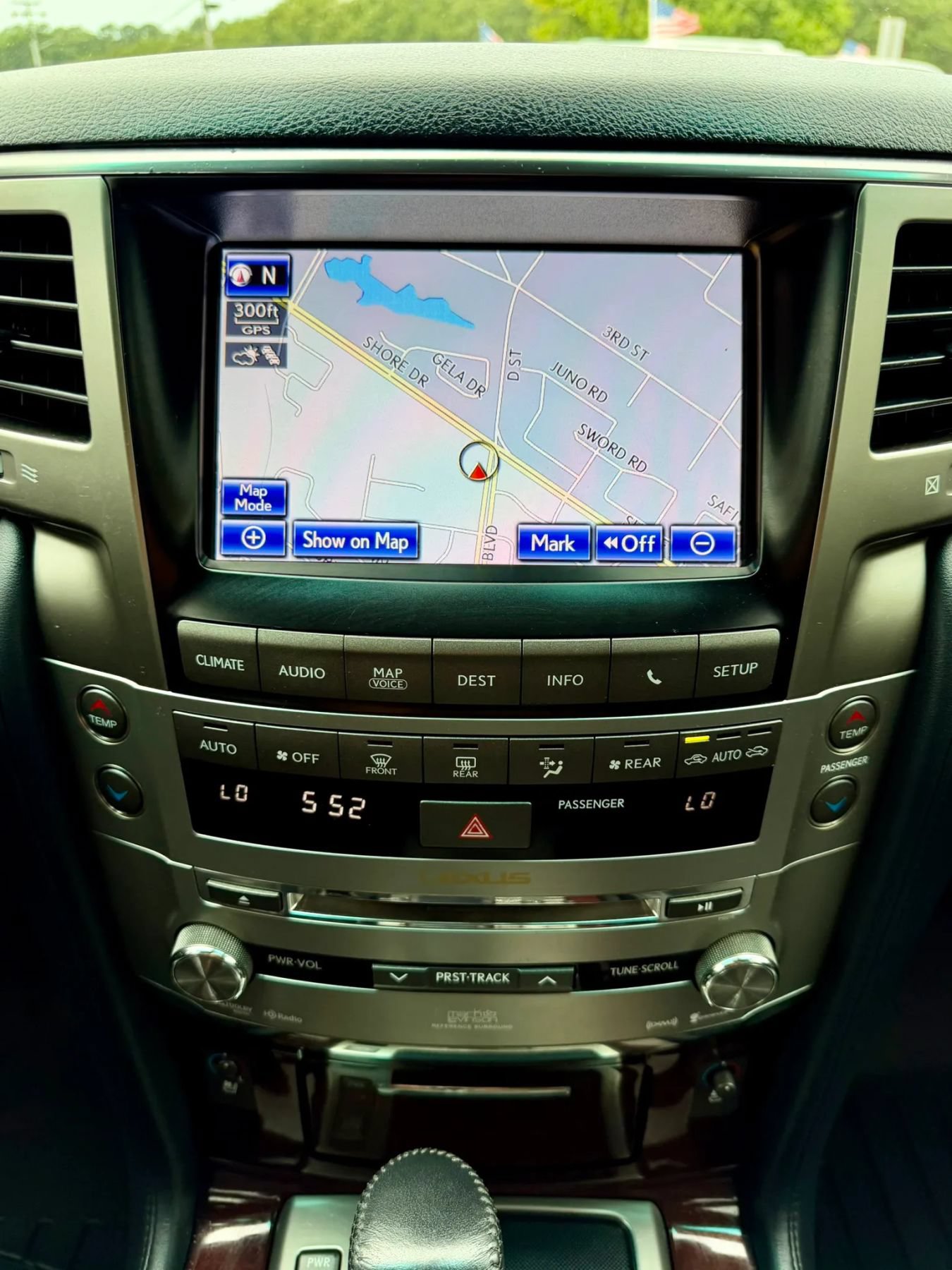 Used 2013 Lexus LX 570 4WD w/ Luxury Pkg image 15