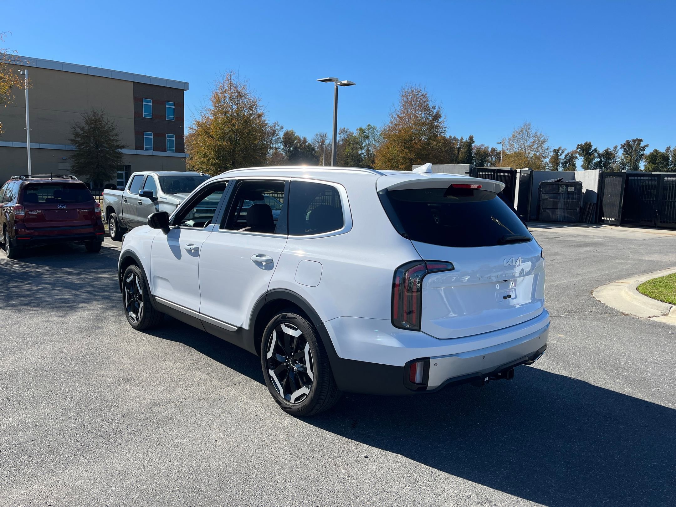 Used 2024 Kia Telluride EX w/ EX Captain's Chair Package image 15