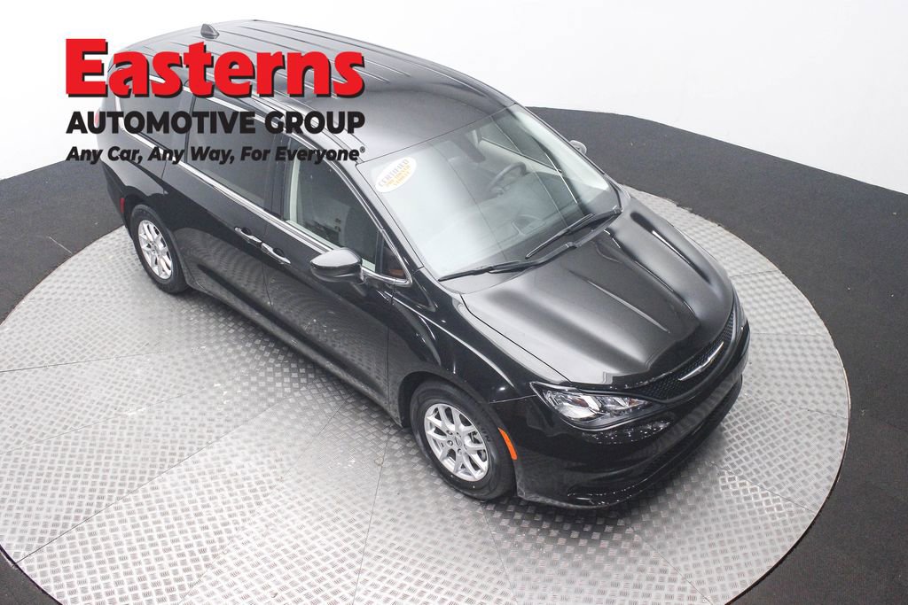 Used 2022 Chrysler Voyager LX FWD image 3
