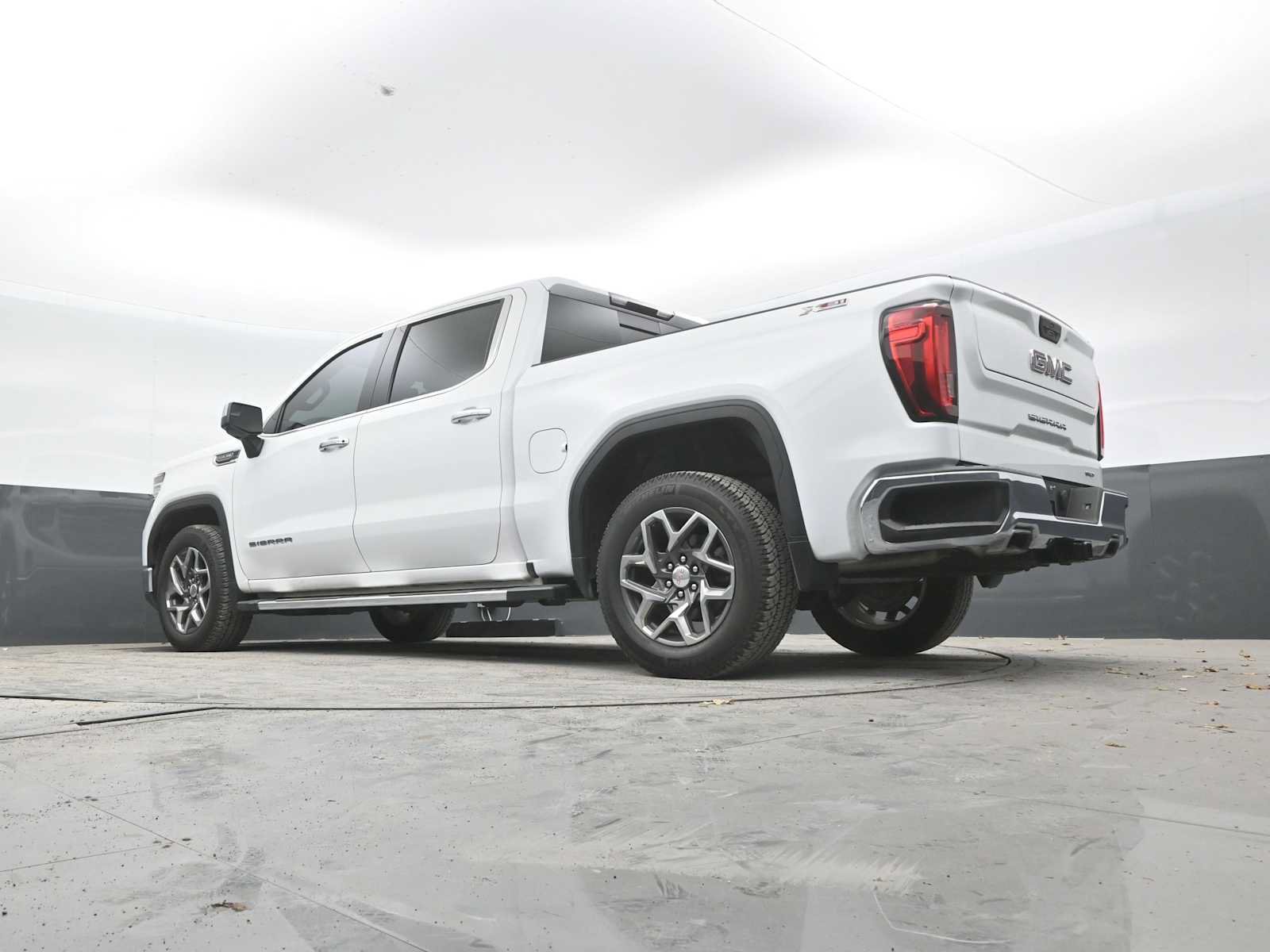 Used 2023 GMC Sierra 1500 SLT w/ SLT Premium Package AWD/4WD image 23