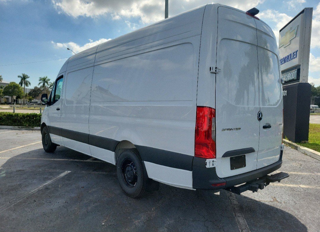 Used 2025 Mercedes-Benz Sprinter 2500 image 4