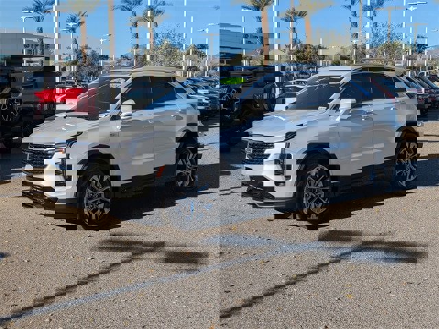 Used 2024 Cadillac XT4 Premium Luxury image 2