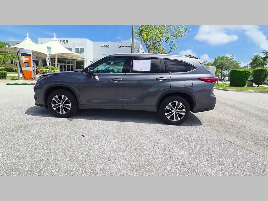 Used 2022 Toyota Highlander XLE image 47