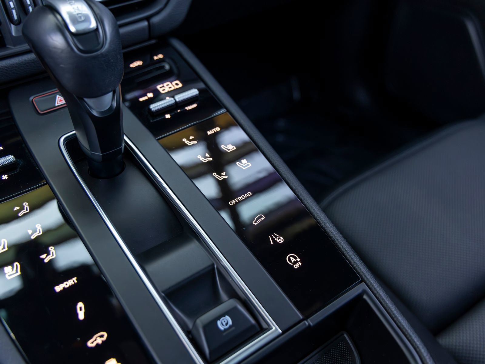 Certified 2024 Porsche Macan image 40