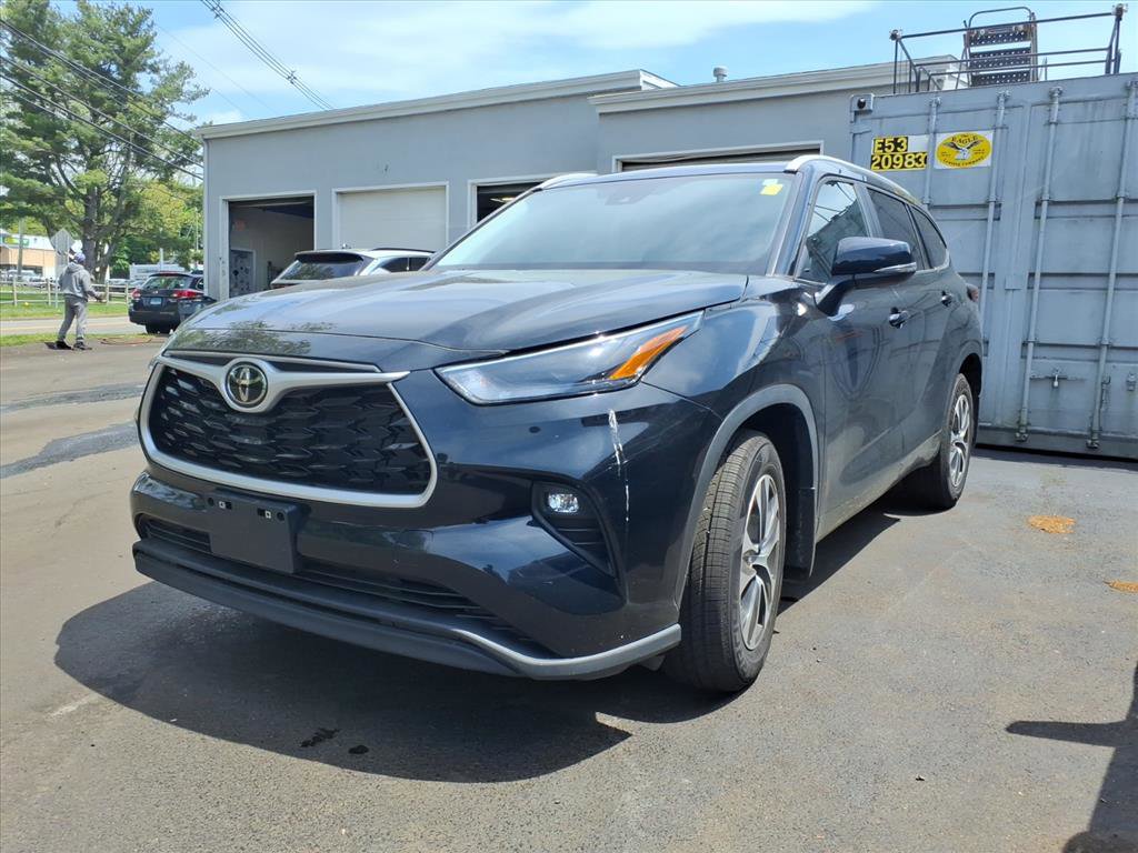 Used 2023 Toyota Highlander XLE AWD/4WD image 1