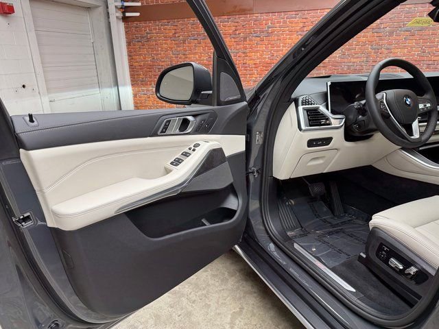 Used 2026 BMW X5 xDrive40i w/ Climate Comfort Package image 9