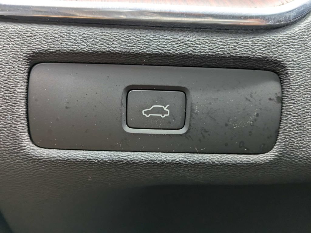 Used 2023 Volvo XC60 B5 Ultimate AWD/4WD image 32