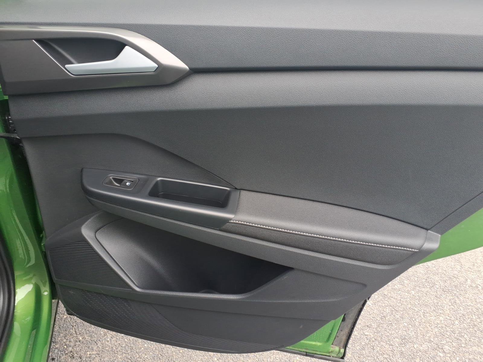 Used 2025 Volkswagen Taos SE image 11