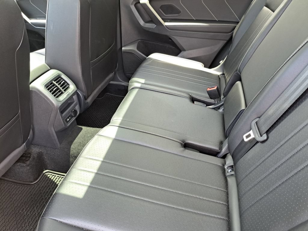 Used 2024 Volkswagen Tiguan SE w/ Panoramic Sunroof Package FWD image 21