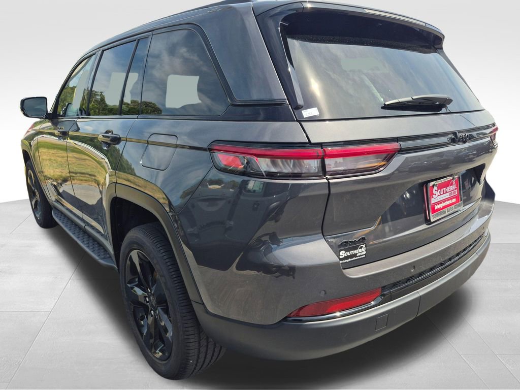 Used 2025 Jeep Grand Cherokee Altitude AWD/4WD image 4